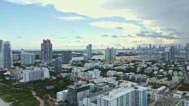 Miami Sahili, Güney Sahili. Miami Beach silueti. Miami şehir manzarası, hava manzarası. Miami kıyı şeridi, kıyı, okyanus kıyısının en üst manzarası. ABD 'de lüks seyahat. Okyanus turkuaz plajı
