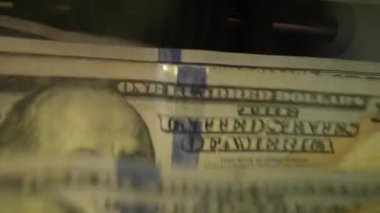Kapatma para sayma makinesi dolar sayıyor. Ağır para sayma makinesi 100 dolarlık banknotları sayıyor. Para sayma makinesi. Finans bankacılığı kredi mevduat nakit