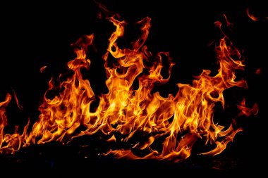 Siyah arka planda ateş dokusu. Soyut yangın arka planı, büyük yanan ateş