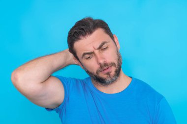 Kafası karışmış bir adamın şüpheleri var. Düşünceli adam. Düşünceli ciddiyetin portresi, düşünceli ifadeli bir adam. Yakışıklı, düşünceli, şüpheye odaklanmış bir adam.