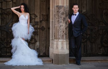 Gelin ve damat dışarıda evleniyor. Birbirine aşık çiftler, evlilik töreni ve etkinlik. Kutlama düğünü. Genç gelin ve damat çiftleri. Güzel Düğün Çifti