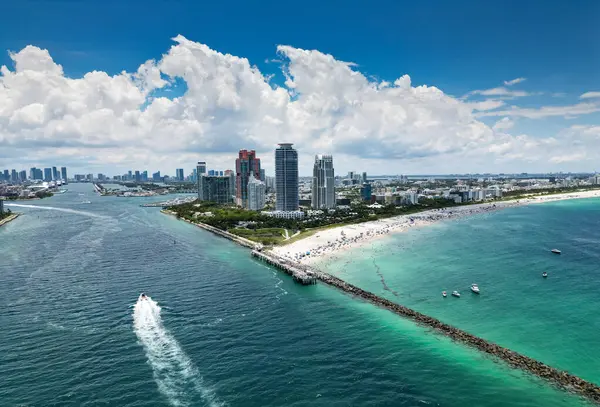 Miami 'de yaz. Miami sahil şeridi. Miami Beach Florida 'daki lüks dairelerin panoramik manzarası. Surfside Miami Plajının Hava Görüntüsü