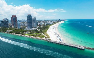 Miami Beach, Florida, Amerika Birleşik Devletleri 'nin hava manzarası. Güneşli bir günde Miami 'nin insansız hava aracı çekimi. Miami Plajı, harika binalar manzarası. Miami Sahili Panorama Manzarası, Güney Sahili, ABD