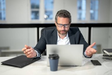 İş yerleri. Ofiste dizüstü bilgisayarla çalışan bir iş adamı. İşadamı yönetici dizüstü bilgisayar kullanıyor. Ofis işyerinde milenyum müdürü. Ofis çalışanları, iş adamları.