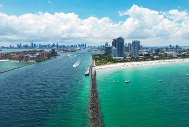 Miami 'nin siluetinin insansız hava aracı görüntüsü. Miami sahili hava manzaralı. Güney Sahili, Miami Sahili. Miami Beach, Florida 'daki South Pointe Parkı' nda hava manzarası. Florida 'da Amerikan turizmi