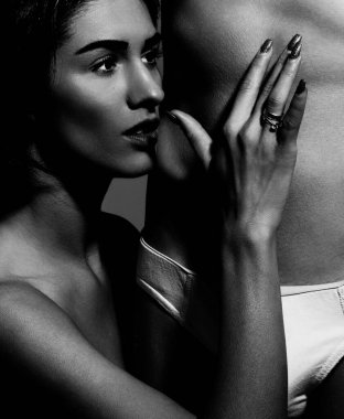 Romantik aşıklar. Birbirine aşık güzel bir çift. Romantik bir öpücük. Bir erkek şehvetli bir kadına sarılıyor. Seksi bir çift. Randevuda öpüşen bir çift. Seks yapan seksi bir çift. Erotik pozlarda çiftler