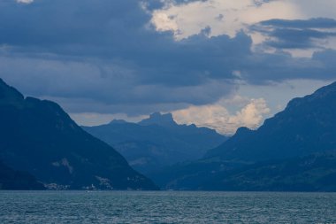 Alp Dağları ve İsviçre gibi. İsviçre 'de Alpler doğası. İsviçre Alpleri. Alplerdeki doğal panoramik. İsviçre göllerinin doğası. İsviçre manzarası. Doğa arkaplanı
