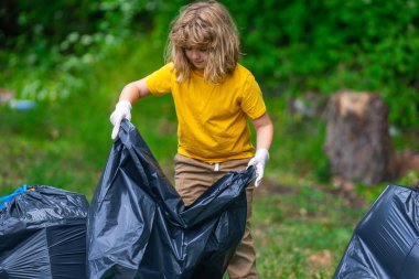 Çocuk dışarıda plastik şişe topluyor. Çevreyi koru ve atık kavramını azalt. Geri dönüşüm atıkları, çöp çöpleri, çöpler temizlenecek. Ekoloji konsepti. Çevre plastik kirliliği