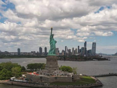New York şehir manzarasının üzerindeki Özgürlük Anıtı 'nı. ABD 'nin sembolü. Özgürlük heykeliyle New York şehri silueti. Özgürlük Heykeli ve Manhattan. NYC 'nin sembolü