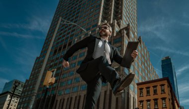 İşadamı şehir caddesinde bir adım öne çık. Sonraki adımlar. İş Tutkuları konsepti. Hedef iş başarı stratejisi. Yaratıcı büyüme. Büyüyen iş başarısı süreci. Adımlar ileri. Adım adım.