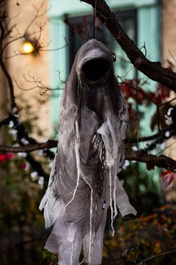 Cadılar Bayramı. Cadılar Bayramı balkabağı ve dekore edilmiş ev için iskelet. Bir Amerikan evinin ön bahçesinde dekore edilmiş korkunç bir şey. Şeker mi şaka mı? Cadılar Bayramı geçmişi. Cadılar Bayramı 'nın sonbahar tatili