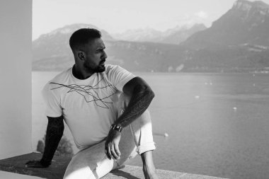 Dışarıdaki yakışıklı adamın portresi. Hippi bir modelin vesikalık fotoğrafı. Erkek yüzü. İspanyol yakışıklı adam. Kendine güvenen erkek model. Adam gururlu görünüyor. Çekici bir adamın yakın çekim yüzü. Zarif adam.