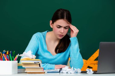 Yeni öğretmen ev ödevini kontrol ediyor. Çekici kız öğrenci ya da yeni öğretmen. Dil ve eğitim konsepti öğreniyorum. Genç bayan öğretmen. Öğrenci sınav için hazırlanıyor.