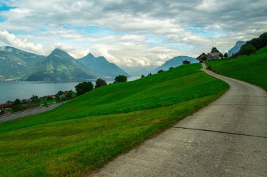 Yolculuk. Alplerdeki dağlardan geçen yol. İsviçre dağ manzarası. İsviçre 'de seyahat et. Alplerdeki köy yolu. Dağ yolu manzarası