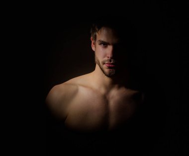 Güzel seksi erkek model. Üstsüz seksi vücudu olan yakışıklı bir adam. Kas modeli. Hipster vahşi adam. Yakışıklı seksi modelin portresi. Çıplak vücutlu yakışıklı genç adam, çıplak gövde. Seksi erkek model.
