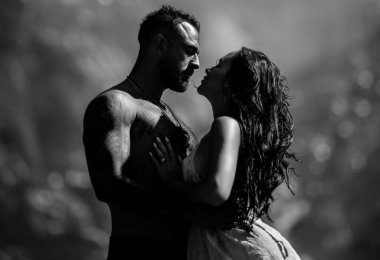 Birbirine aşık çiftler doğaya sarılır. Birbirine aşık bir çift. Yaz doğasına aşık olan şehvetli çift. Birbirine aşık güzel bir çift. Güzel seksi aşıkların doğası üzerine açık hava çekimi.