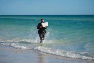 Dalgıç kıyafetli heyecanlı iş adamı denizde koşuyor. Komik iş adamı, çılgın karikatür dünyası konsepti. Uzaktan kumandalı çalışıyor. Çılgın yaz işleri. Eğlenceli iş hayatı. Komik serbest iş adamı.