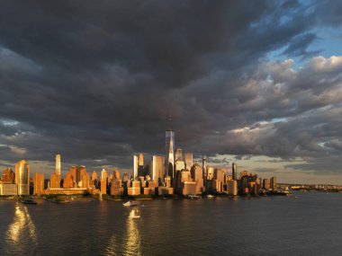 New York, New York şehrinin gökyüzü dramatik. Amerikan Kentsel Gökdelenleri dramatik bulutların yakınında. New York City silueti, ABD 'de Manhattan şehri manzarası. Manhattan 'da panoramik manzara