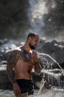 Adam sabah uyandı. Amerikalı erkek güzellik suratı. - Sabah sağlığı. Günaydın erkek yüz. Erkekler için sabah rutini