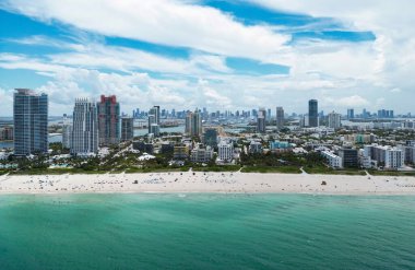 Miami Beach, Florida, Amerika Birleşik Devletleri 'nin hava manzarası. Güneşli bir günde Miami 'nin insansız hava aracı çekimi. Miami Plajı, harika binalar manzarası. Miami Sahili Panorama Manzarası, Güney Sahili, ABD