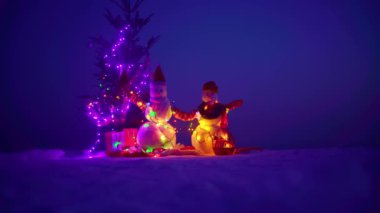 Kar Manzarası 'ndaki Kardan Adam. Mutlu Noeller ve mutlu yıllar. Gece kışında kardan adam. Karlı bir kış gecesinde kardan adam. Işıklı Kardan Adam Noel 'i. Geceleri kardan adam figürleri