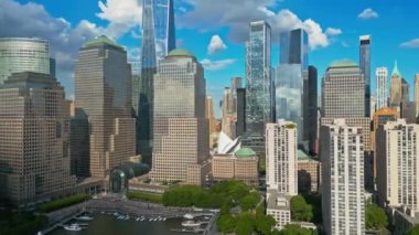 New York 'taki Manhattan ve One World Trade Center Weehawken New Jersey' den görüldüğü gibi. Manhattan 'ın gökdelenleri New York körfezinin dalgalanan sularının yanında mavi gökyüzüne karşı. NYC, ABD