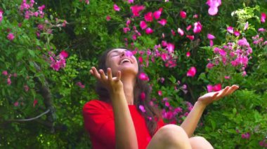 Baharda çiçek açan bahçede güzel, şehvetli, romantik bir kadın. İlkbahar kiraz çiçeği parkında güzel bir kadın. Çiçek açan bahar ağacının yanında genç bir kadın. Moda bahar görünümü