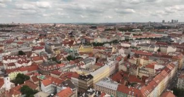 Prag Kalesi 'nin panoramik hava manzarası, hava şehri. Prag 'ın şehir manzarası, şehrin üst manzarası üzerinde uçuş. Vltava Nehri. Prag 'ın Prag Cumhuriyeti' ndeki mimari ve köprü manzarası