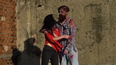 Cadılar Bayramı Zombi Çifti kan dansında. Lanet zombi. Kana bulanmış seksi çift. Birbirine aşık Cadılar Bayramı çifti. Cadılar Bayramı 'nda sakallı bir çift ve genç bir kadın. Lanet Cadılar Bayramı makyajı