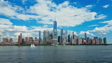 New York, Birleşik Devletler. Manhattan 'ın ortasındaki New York şehrinin silüeti. ABD, New York, New York, Manhattan. Amerikan büyük şehri. Aşağı Manhattan silueti. New Jersey 'den New York. Manhattan şehir merkezi Mavi gökyüzü