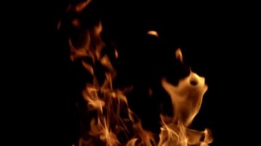 Yangın lambalarını yakın. Ateş alevi dokusu. Alevler arka planı kaplıyor. Yanan konsept. Fırın şöminesi. Şömine için kömür odunu ısıt. Ateş, yanan alev. Büyük yanan ateş.