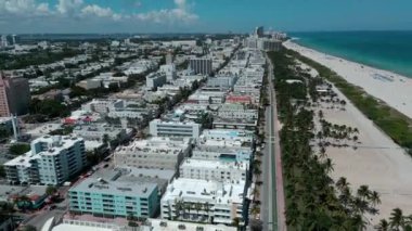 Miami Plajı, binaların ve okyanusun havadan görünüşü. Miami South Beach 'in hava manzarası. Florida 'da lüks daireleri ve su yolu olan Miami Plajı.