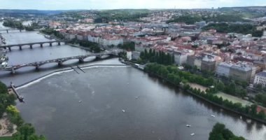 Prag Panorama 'sı, şehrin havası, Prag şehrinin yukarıdan görünüşü. Prag üzerinde uçuş, eski kasaba, Şato ve Vltava Nehri, Çek Cumhuriyeti