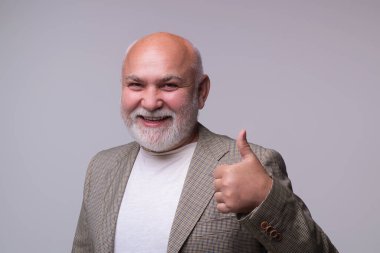 Konsept gibi. Seçim Geribildirim. Kıdemli El 'in başparmakları havada, iyi ve evet. Parmak izi olan yaşlı bir adam. El ikonu. El işareti olan olgun bir adam. Evet, kavram gibi.