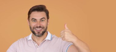 Konsept gibi. Seçim Geribildirim. Erkek El 'in başparmakları havada, iyi ve evet. Stüdyoda parmak izi olan bir adam. El ikonu. El işareti olan adam evet diyor.