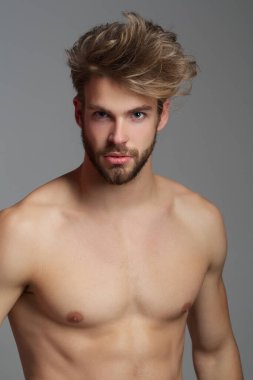 Üstsüz vücutlu yakışıklı bir adam. Kaslı gövde. Güçlü, vahşi adam. Yakışıklı ve seksi bir adamın portresi. Kas modeli. Çıplak vücutlu, çıplak vücutlu, yakışıklı bir genç. Seksi adam.