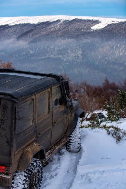 Kış lastikleri. Kar macerasında off road. Kar altında off-road aracı. Ormanda bir arazi aracı, karda sürükleniyor. Kar fırtınasında off-road arazi aracı. Otomobiller off-road gezisi, kış arabası 4x4 pisti