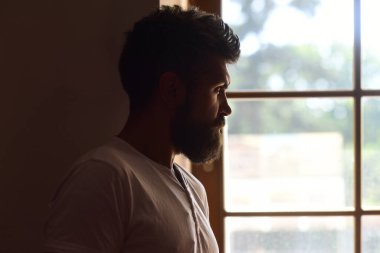 Yalnız ve bunalımlı bir adam. Yalnız adamın kötü ruh hali. Üzgün yalnız insanlar. Üzgün, yalnız, Ortadoğulu bir adam, bir şeyler düşünüyor.