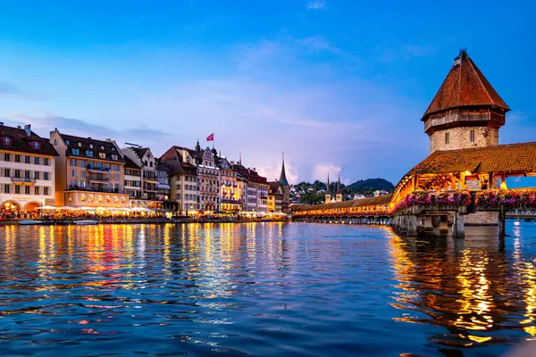 Lucerne 'in tarihi merkezi ve ünlü Chapel Köprüsü. Lucerne şehir manzarası. Lucern İsviçre. Lucerne 'nin tarihi şehir merkezinde Lucerne Gölü' nün ünlü gündoğumu