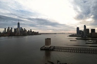 Jersey 'den Hudson Nehri üzerindeki gökdelenli New York silueti. Manhattan, Midtown, NYC, ABD. New York 'un iş bölgesinde gökdelenler, binalar, New York kuleleri. New York 'un gökyüzü manzarası