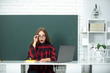 Sınıftaki liseli kızın portresi. Okul ve öğrenciler sınıfta. Eğitimli çocuklar. Okul sınıfındaki çocuk öğrenci. Öğrenim ve öğrenim kavramı