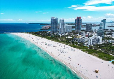 Miami Beach, South Beach, Florida, ABD. Miami Beach, Florida 'nın insansız hava aracı görüntüsü. Florida 'da lüks daireleri ve su yolu olan Miami Plajı.