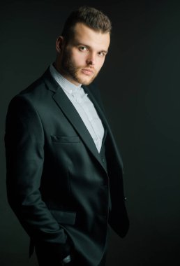 Zengin adam Klasik takım elbiseli. Moda elbise. Lüks erkek giyim. Takım elbiseli adam. Klasik kostüm. Moda mans