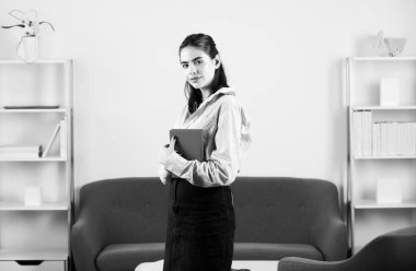 Kız öğrenci ya da genç öğretmen kız. İşyerindeki genç iş kadını. Ofisteki. Resmi sekreter kadın modern ofiste proje üzerinde çalışıyor.