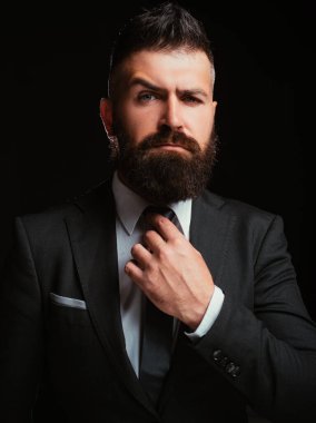 Papyon eğilim. Erkek takım elbise moda. İş emin. Toplantı uymak. İşadamı koyu gri elbiseli. Klasik takım elbise, gömlek ve kravat adam