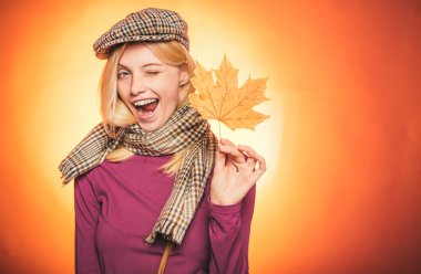 Sonbahar yılın güzel ve renkli bir zamanıdır. Sonbahar kutlaması. Merhaba Sonbahar ve Sonbahar Rüyaları. Reklam konsepti. Şehvetli kız. Promosyon ürünleri. Gülümseyen mutlu kadın. Reklam ajansı