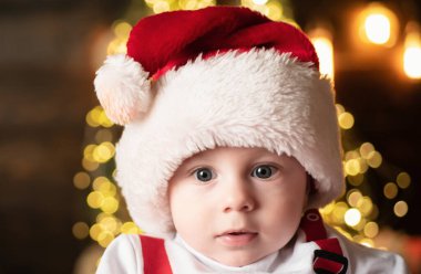 Noel şapkalı şirin bir bebeğin portresi..