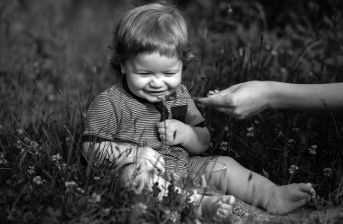 Anneler bebeği kaşıkla besliyor. Bebek besleme kaşığı