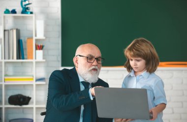 Eğitim konsepti. Okul dersi. Öğrenmeme yardım et. Öğrencisi olan eski bir öğretmen. Eski öğretmen ve okul çocuğu sınıfta.