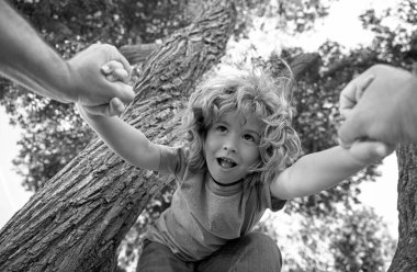 Babaların eli. Baba oğluna yardım ediyor. Ebeveyn çocuğun elini tutar.